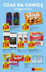 Gazetka promocyjna Biedronka - W tym tygodniu - Gazetka - ważna od 12.12 do 12.12.2021 - strona 41 - produkty: Gin, Orzeszki, Cukier, Praliny, Twix, , Czekolada, Toffifee, Rodzynki, Baton, Cukierki, Gala, Kinder, Lindt, LG